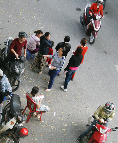 Phe vé sân Hàng Đẫy tranh thủ “kiếm lời” từ Công Phượng, Tuấn Anh... ảnh 1