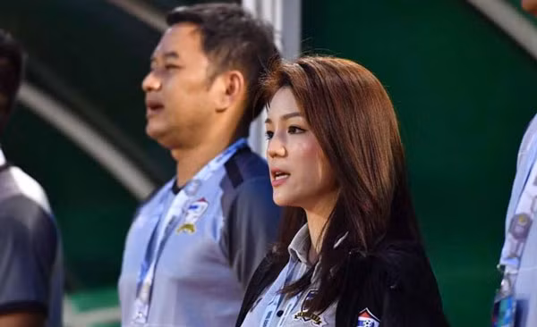 LĐBĐ Thái Lan hành xử khó tin với nữ trưởng đoàn xinh đẹp ảnh 1