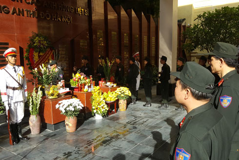 Trung đoàn Cảnh sát Cơ động CATP Hà Nội tri ân các anh hùng liệt sỹ ảnh 3