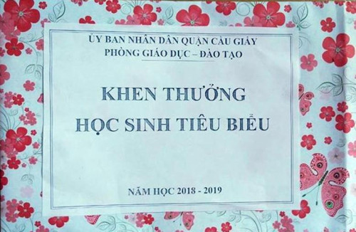 Dùng hộp quà rỗng khen thưởng học sinh, Trưởng phòng GD-ĐT Cầu Giấy xin rút kinh nghiệm ảnh 1 Dùng hộp quà rỗng khen thưởng học sinh, Trưởng phòng GD-ĐT Cầu Giấy xin rút kinh nghiệm ảnh 1