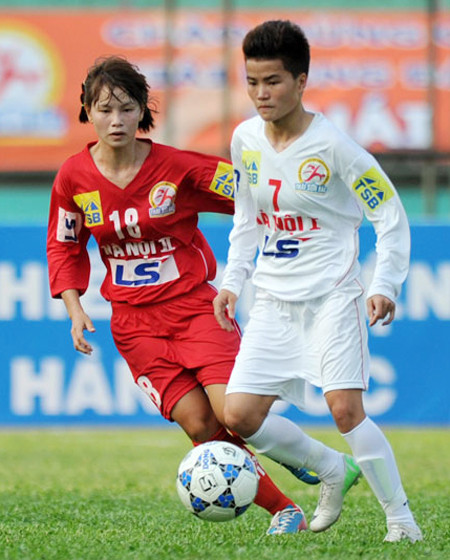 Cấm cầu thủ chuyển giới đá giải VĐQG nữ 2015 ảnh 1