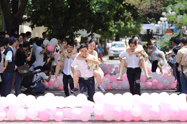 50 cặp cô dâu, chú rể thi chạy maratong để dành giải thưởng ảnh 7