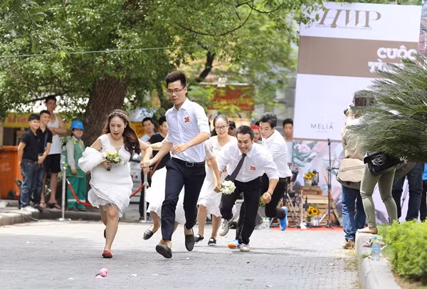 50 cặp cô dâu, chú rể thi chạy maratong để dành giải thưởng ảnh 6