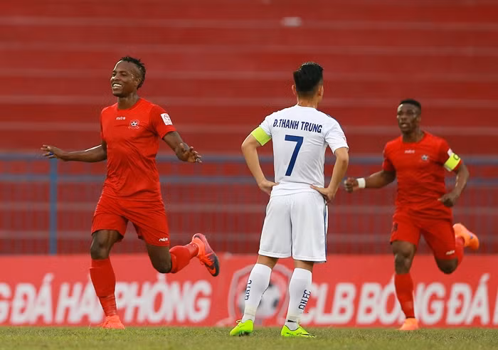 Bị cấm vào sân, CĐV Hải Phòng leo lên nóc nhà xem V-League ảnh 5