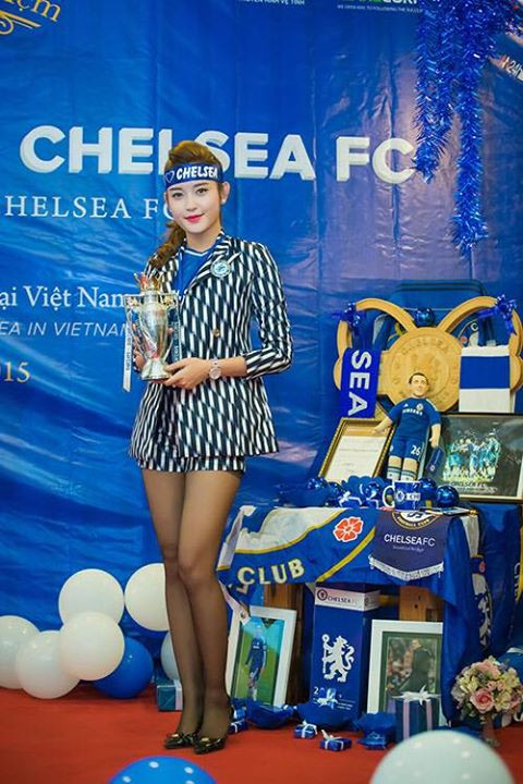 Bên lề trận kinh điển Chelsea - M.U: Mỹ nhân Việt "đại chiến" ảnh 3