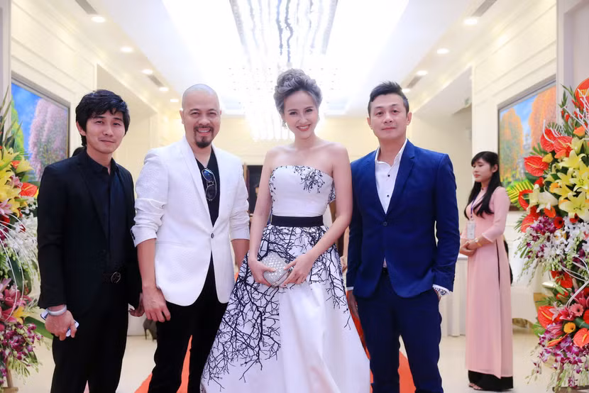 Nhà thiết kế Đức Hùng bảnh bao tìm kiếm gương mặt "xinh tự nhiên" ảnh 8 Nhà thiết kế Đức Hùng bảnh bao tìm kiếm gương mặt "xinh tự nhiên" ảnh 8