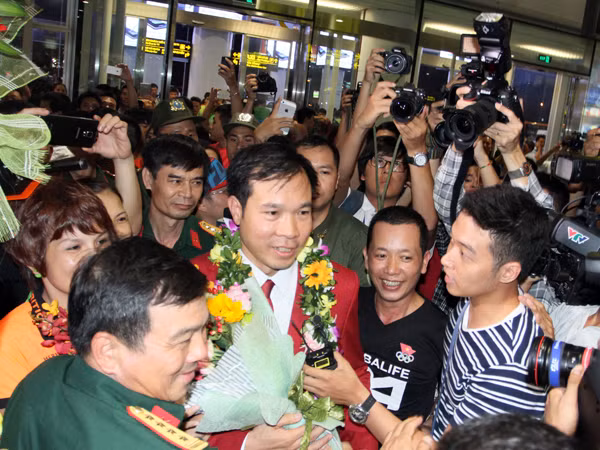 Sân bay Nội Bài náo nhiệt người đón Nhà vô địch Hoàng Xuân Vinh ảnh 11