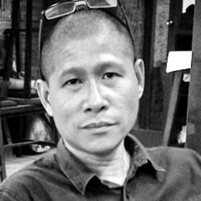 KTS Đoàn Kỳ Thanh: Việc làm rất cần thiết để Thủ đô đẹp hơn Đi ra đường phố Hà Nội, nhiều khi tôi không hiểu các mẫu thiết kế được lấy ý tưởng từ đâu, quá rắc rối và màu mè. Tôi đã nghe nhiều lời khen tiếng chê về trang trí của thành phố thời gian vừa qua và chính bản thân tôi cũng không đồng thuận về cách trang trí ở một số địa điểm của Thủ đô. Vì vậy, cuộc vận động thiết kế các hình thức tuyên truyền phục vụ nhiệm vụ chính trị và trang trí thành phố Hà Nội năm 2016 là rất cần thiết để Thủ đô đẹp hơn. Tôi hoàn toàn ủng hộ quyết định xin ý kiến của người dân trước khi đưa mẫu trang trí vào cảnh quan cụ thể. Đã đến lúc người dân được quyền lựa chọn mẫu thiết kế mà họ yêu thích cho chính thành phố họ đang sống và làm việc. Theo tôi, việc lấy ý kiến nên được thực hiện bài bản, tránh hình thức và có sự phối hợp của giới chuyên môn và cơ quan quản lý.