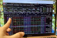 Chứng khoán chìm trong sắc đỏ, VN-Index giảm hơn 51 điểm