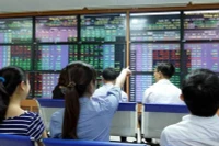 Cổ phiếu ngân hàng, chứng khoán đua nhau tăng trần, VN-Index lập đỉnh mới