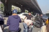 Tạm giữ đối tượng hành hung người khác do mâu thuẫn va chạm giao thông