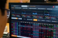 Cổ phiếu lớn bị chốt lời, VN-Index giảm gần 30 điểm