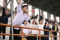 Sức nóng khán đài đẩy cảm xúc trận đấu lên đỉnh điểm