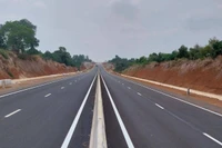 Cấm xe tải, xe khách từ 29 chỗ lưu thông làn 1 cao tốc Phan Thiết- Dầu Giây