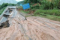 Cho phép lưu thông có điều kiện qua đèo Khánh Lê sau hơn 1 tháng tê liệt vì sạt lở