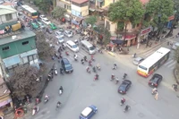 Xe taxi, xe hợp đồng bị cấm chạy một chiều giờ cao điểm trên phố Khâm Thiên từ 14-2