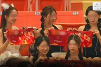 Ăn mặc gợi cảm, công khai quảng cáo web cờ bạc tại SEA Games 33