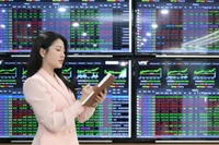 “Sóng” lại nổi ở cổ phiếu Vingroup, VN-Index lấy lại mốc 1.700 điểm