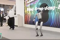 Robot AI hình người thu hút sự chú ý tại triển lãm ở Tokyo