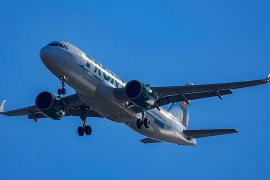 Máy bay Frontier Airlines đâm phải người đi bộ trên đường băng Denver