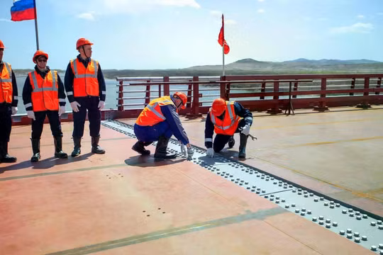 Cầu đường bộ đầu tiên nối Nga - Triều Tiên sắp thông xe