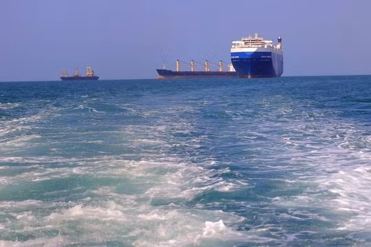 Tàu hàng bị tấn công gần eo biển Bab Al Mandeb 