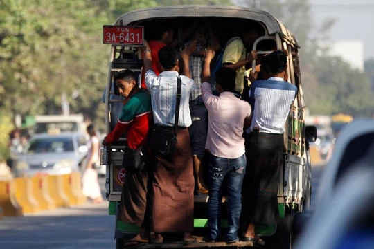 Myanmar quy định xe lưu thông theo biển số chẵn - lẻ do thiếu nhiên liệu 
