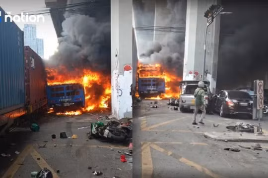 Tai nạn kinh hoàng giữa Thủ đô Bangkok: Tàu hỏa đâm xe buýt gây cháy dữ dội