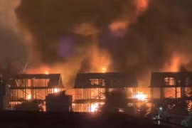 Hình ảnh khói lửa bốc lên ngùn ngụt tại vụ cháy ở Đông Anh