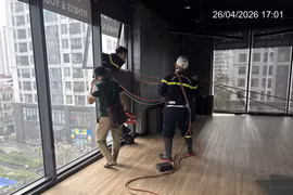 Nghẹt thở giải cứu người đàn ông mắc kẹt ngoài lan can tầng 5 chung cư Rose Town