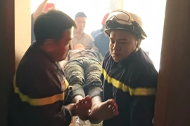 Kịp thời giải cứu nam thanh niên mắc kẹt trong thang tời hàng 