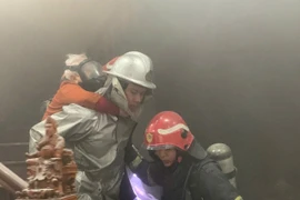 Kịp thời cứu 2 người trong vụ cháy nhà dân tại phường Tây Hồ