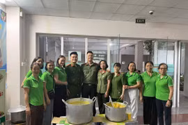 Trao gửi yêu thương từ những 'suất ăn 0 đồng' nơi bệnh viện