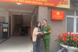 Công an phường Ba Đình trao trả tài sản cho du khách Cameroon