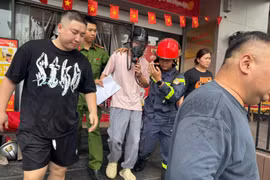 Kịp thời cứu 4 người mắc kẹt trong vụ cháy siêu thị mini trên đường Lạc Long Quân