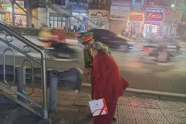 Kịp thời giúp cụ bà đi lạc đoàn tụ gia đình