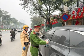 Lực lượng chức năng dán niêm phong xe dừng đỗ sai quy định
