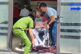 Xúc động hình ảnh chiến sĩ Công an phường Giảng Võ tận tình giúp đỡ cụ bà ngồi xe lăn