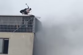 2 thanh niên dũng cảm phá mái tôn tầng thượng, giải cứu người mắc kẹt trong đám cháy ở Lĩnh Nam