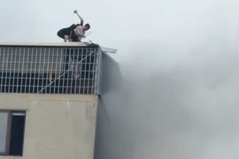 2 thanh niên dũng cảm phá mái tôn tầng thượng, giải cứu người mắc kẹt trong đám cháy ở Lĩnh Nam