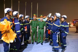 Xúc động hình ảnh 10 cán bộ PCCC và CNCH Công an Hà Nội trở về từ “sứ mệnh Venezuela”