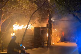 Cháy nhà dân ở phường Định Công, khống chế sau 15 phút