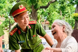 Giữa dòng người hối hả, các chiến sĩ Công an trở thành điểm tựa của người cao tuổi