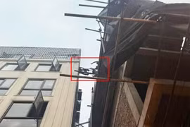 Thót tim khoảnh khắc người mắc kẹt leo sang nhà bên cạnh, thoát khỏi đám cháy 