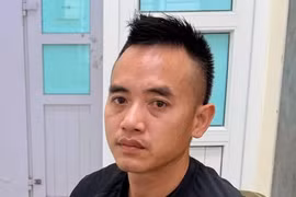 Tạm giữ lái xe bán tải tạt đầu xe máy chở trẻ em gần bến xe Nước Ngầm