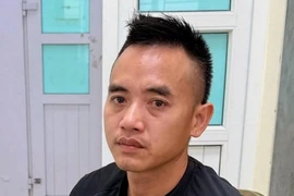 Tạm giữ lái xe bán tải tạt đầu xe máy chở trẻ em gần bến xe Nước Ngầm