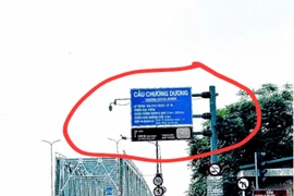 Sau phản ánh của Báo An ninh Thủ đô: UBND phường Bồ Đề kiến nghị tháo dỡ biển quảng cáo “bám” cột tín hiệu giao thông