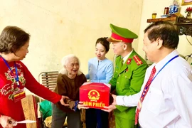 Mang hòm phiếu đến nhà cử tri già yếu, nghĩa tình trong ngày hội bầu cử