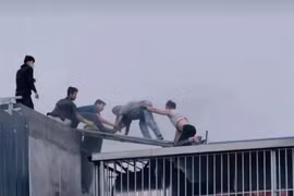 Toàn cảnh cuộc giải cứu 7 người trong 'biển lửa' ở phường Lĩnh Nam 