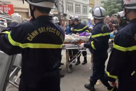 Lực lượng cứu nạn cứu hộ sơ cấp cứu cho nạn nhân, cố định nạn nhân bằng cáng cứng